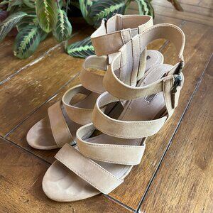 Tahari "Media" Shoes in tan/beige suede size 9.5